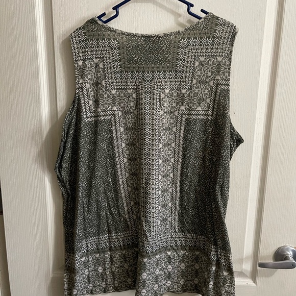 Catherine’s plus size sleeveless blouse size 3x. Length 31”.  Fancy neck area. - Picture 3 of 7